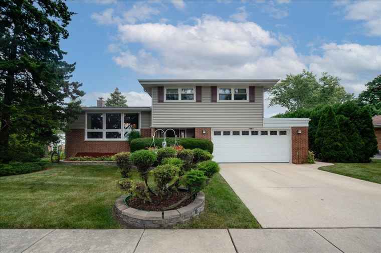 Photo of 224 W Bradley St Des Plaines, IL 60016