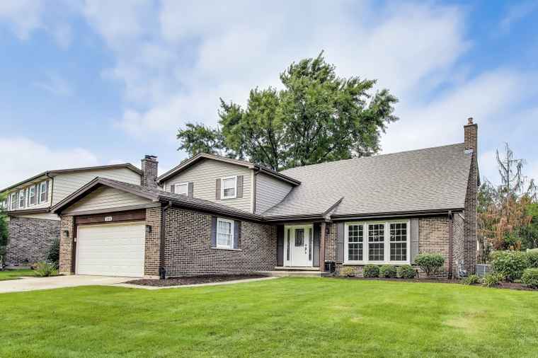 Photo of 548 Stafford Ln Glen Ellyn, IL 60137