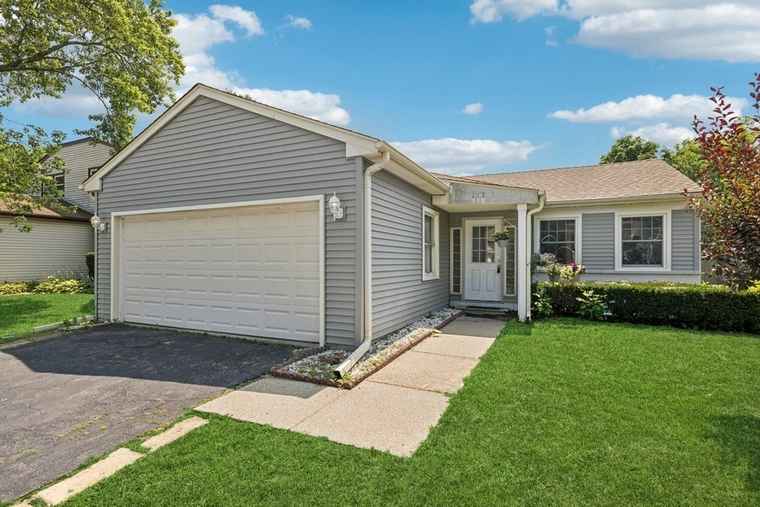 Photo of 717 N Lakeside Dr Vernon Hills, IL 60061