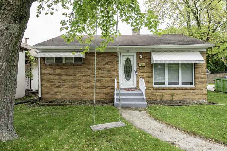 Photo of 1101 Pine St Waukegan, IL 60085