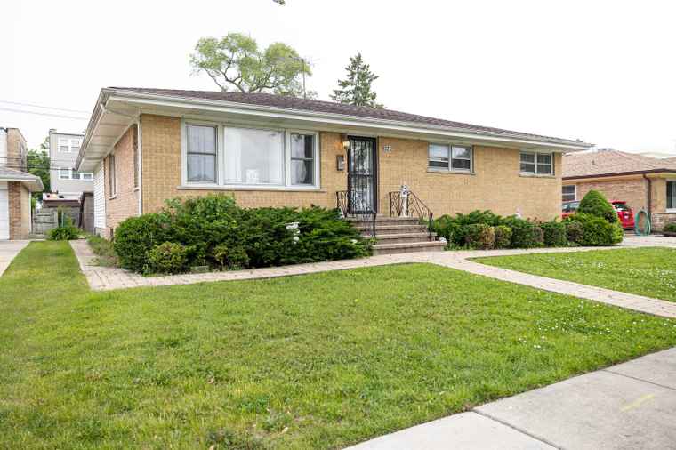 Photo of 8226 Kenton Ave Skokie, IL 60076