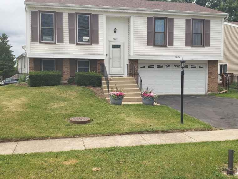 Photo of 1020 Woodside Dr Roselle, IL 60172