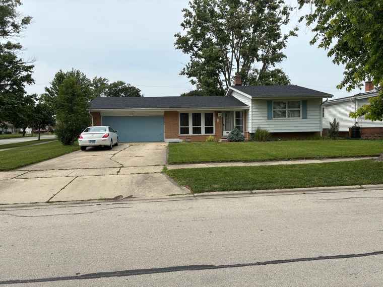 Photo of 10 Lombard Cir Lombard, IL 60148