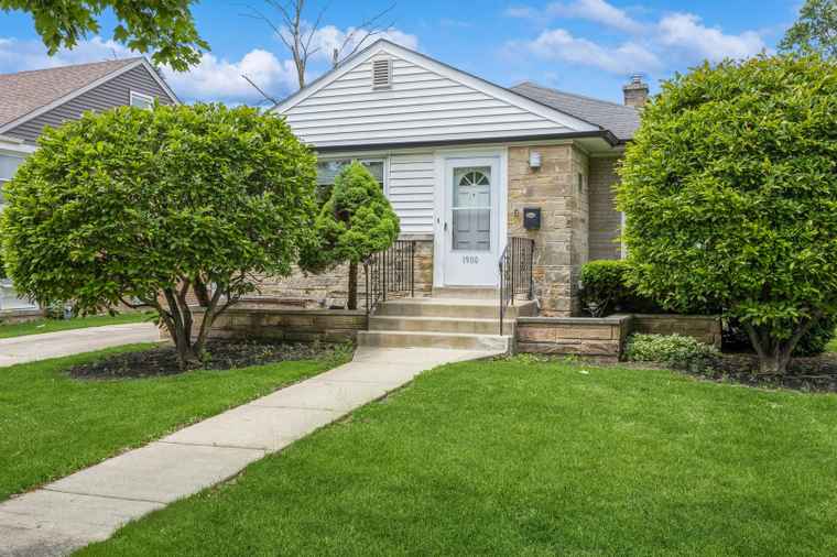 Photo of 1900 Belleview Ave Westchester, IL 60154