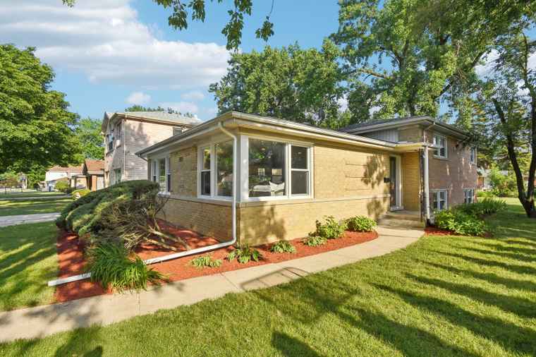 Photo of 3935 W Jarvis Ave Lincolnwood, IL 60712