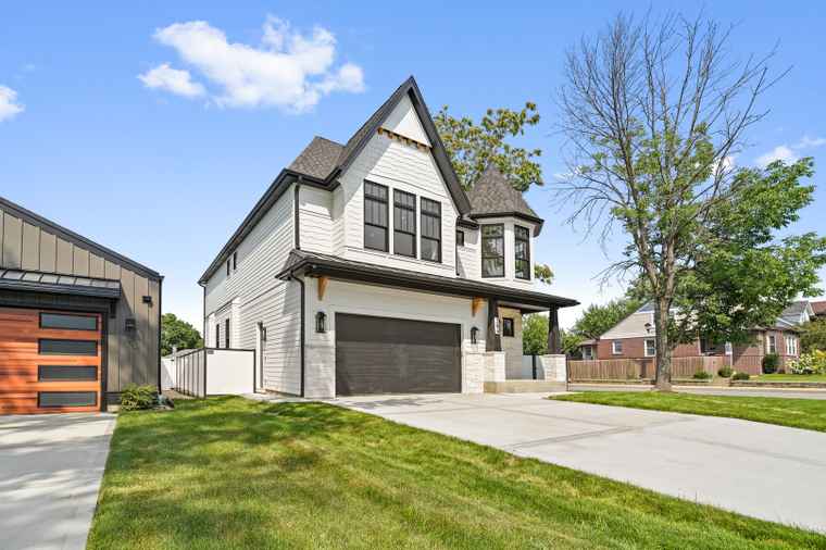 Photo of 284 N Highland Ave Elmhurst, IL 60126