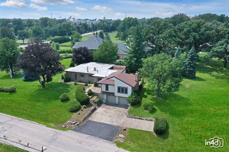Photo of 303 79th St Burr Ridge, IL 60527