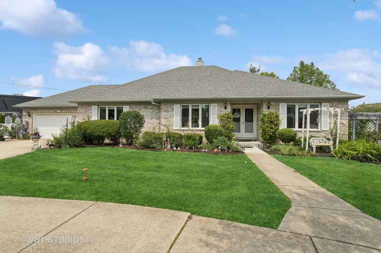 Photo of 216 Rosewood Ct Westmont, IL 60559