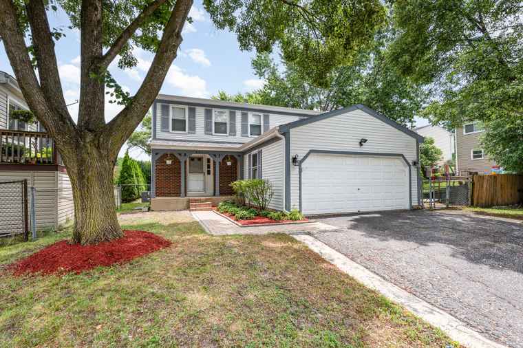 Photo of 651 Iroquois Trl Carol Stream, IL 60188
