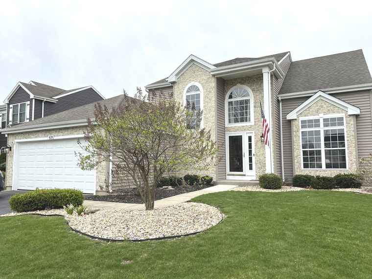 Photo of 639 David St Lake In The Hills, IL 60156