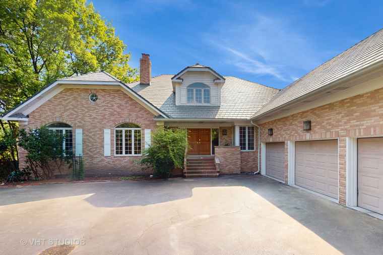 Photo of 8980 N Enclave Dr Burr Ridge, IL 60527