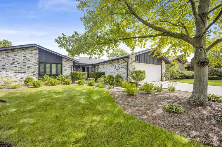 Photo of 1421 Chartres Dr Northbrook, IL 60062