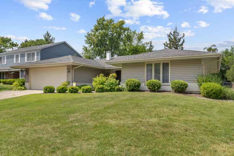 Photo of 912 Eden Dr Schaumburg, IL 60195