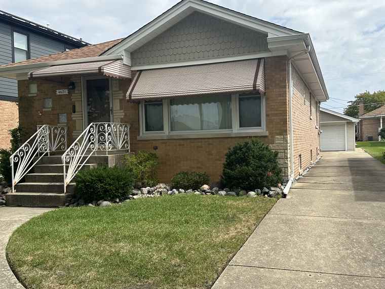 Photo of 4621 N Ozanam Ave Norridge, IL 60706
