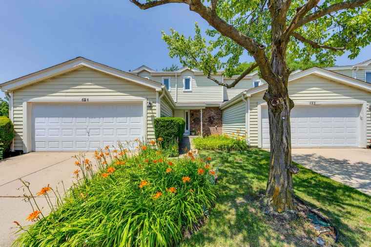 Photo of 695 London Sq Hoffman Estates, IL 60169