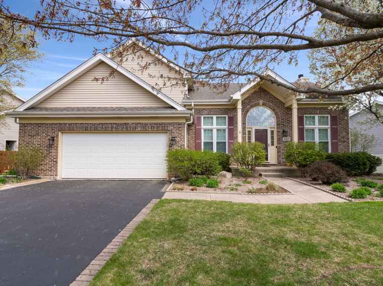 Photo of 145 Barnes Rd Elgin, IL 60124