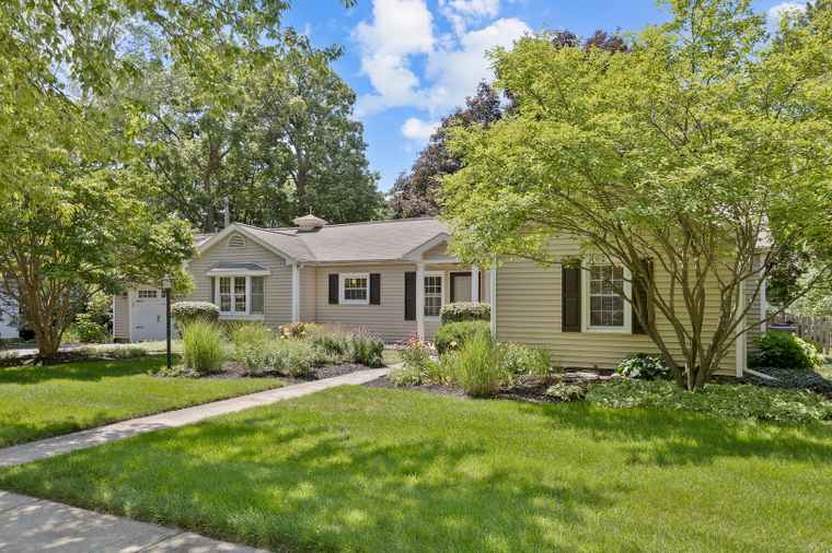 Photo of 24 School St Geneva, IL 60134