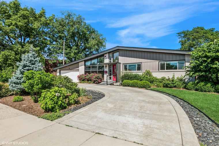 Photo of 319 E Huntington Ln Elmhurst, IL 60126