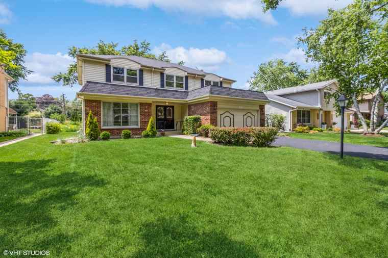 Photo of 1612 N Burning Bush Ln Mount Prospect, IL 60056