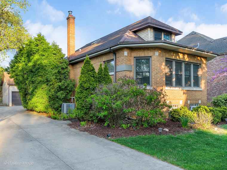 Photo of 375 S Berkley Ave Elmhurst, IL 60126