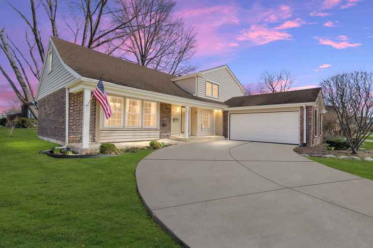 Photo of 915 N Saratoga Dr Palatine, IL 60074