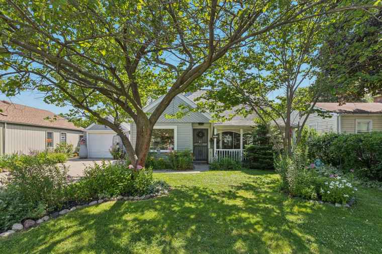 Photo of 9205 Lynwood Dr Oak Lawn, IL 60453
