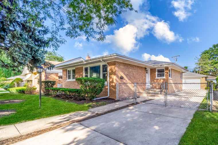 Photo of 8915 Laramie Ave Skokie, IL 60077