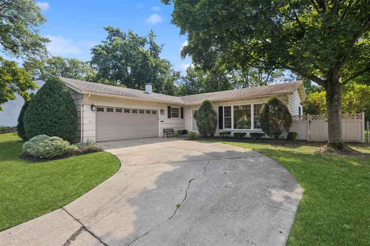 Photo of 1260 Windsor Dr Wheaton, IL 60189