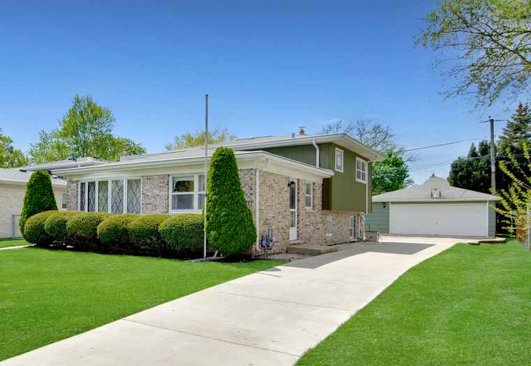 Photo of 502 N Russel St Mount Prospect, IL 60056
