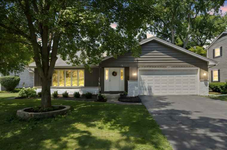 Photo of 1410 S Main St Wheaton, IL 60189