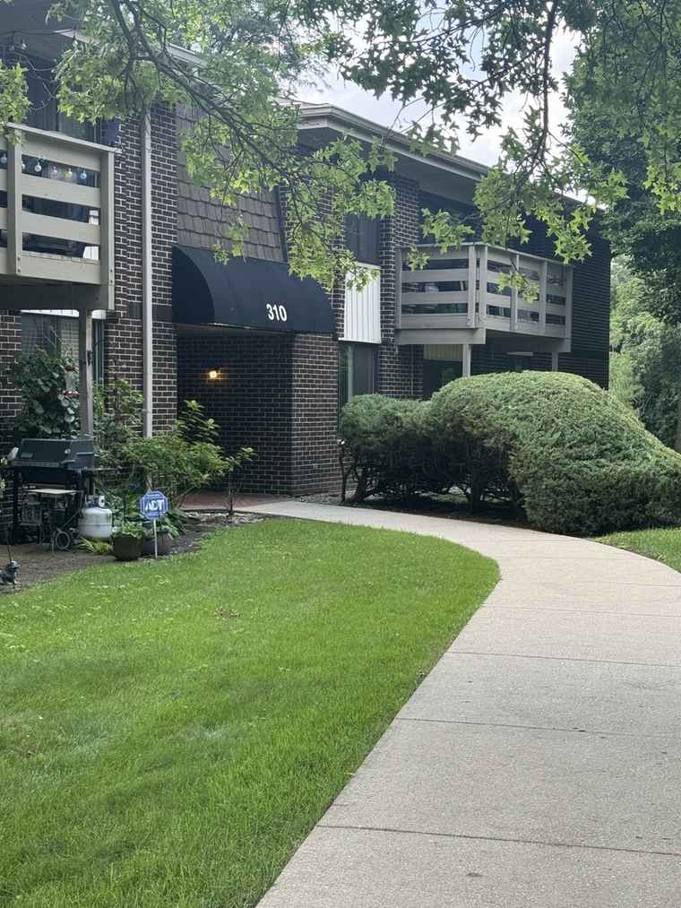 Photo of 310 W Greenbriar Rd Unit 2B Glen Ellyn, IL 60137
