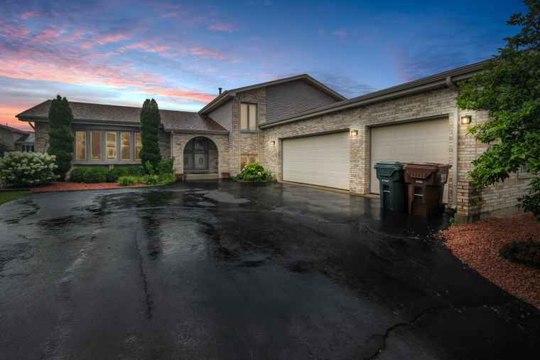 Photo of 19018 Nightingale Ln Country Club Hills, IL 60478