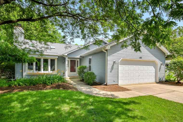 Photo of 1101 Winnebago Trl Batavia, IL 60510