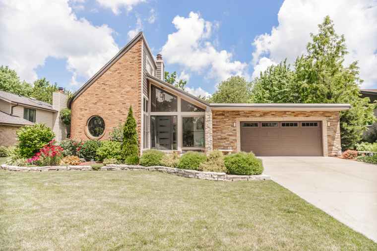 Photo of 908 Claremont Dr Downers Grove, IL 60516