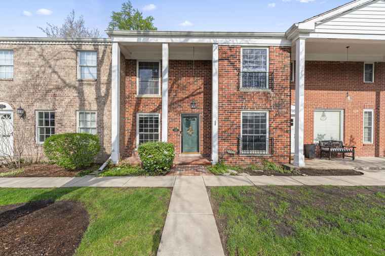 Photo of 5731 Sutton Pl Hinsdale, IL 60521