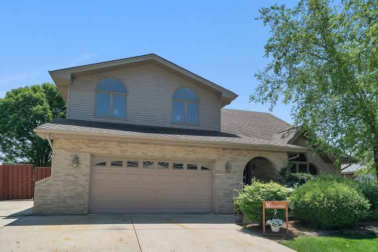 Photo of 2033 Westbury Dr Woodridge, IL 60517