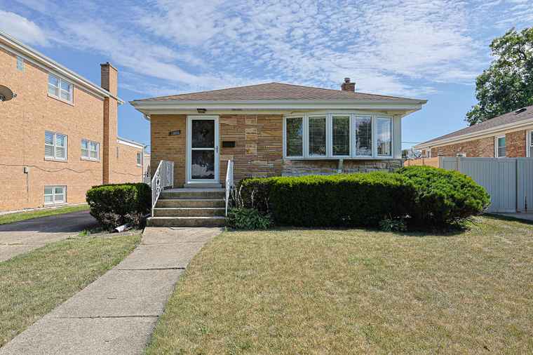 Photo of 7453 W Keeney St Niles, IL 60714