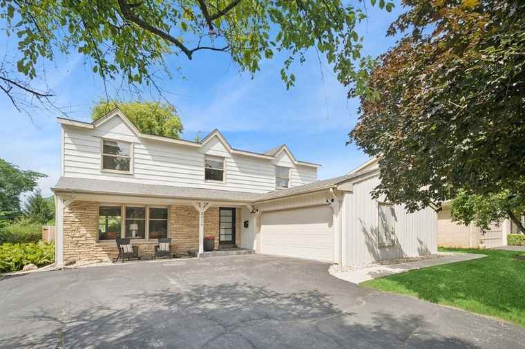 Photo of 2416 Birchwood Ln Wilmette, IL 60091