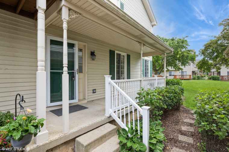 Photo of 6 W Acorn Ln Lake In The Hills, IL 60156
