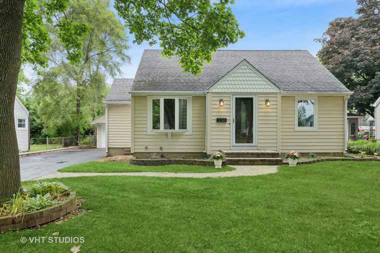 Photo of 238 Weaver Dr Cary, IL 60013