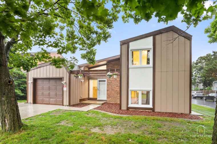 Photo of 1018 Bob O Link Ln Darien, IL 60561