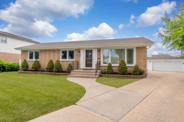 Photo of 8213 W Lyons St Niles, IL 60714