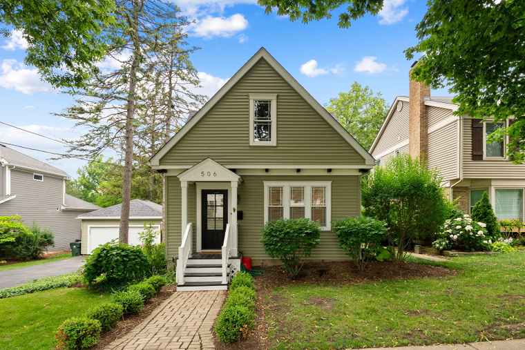 Photo of 506 E Russell St Barrington, IL 60010