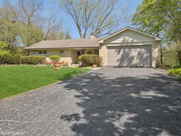 Photo of 833 S Beverly Ln Arlington Heights, IL 60005