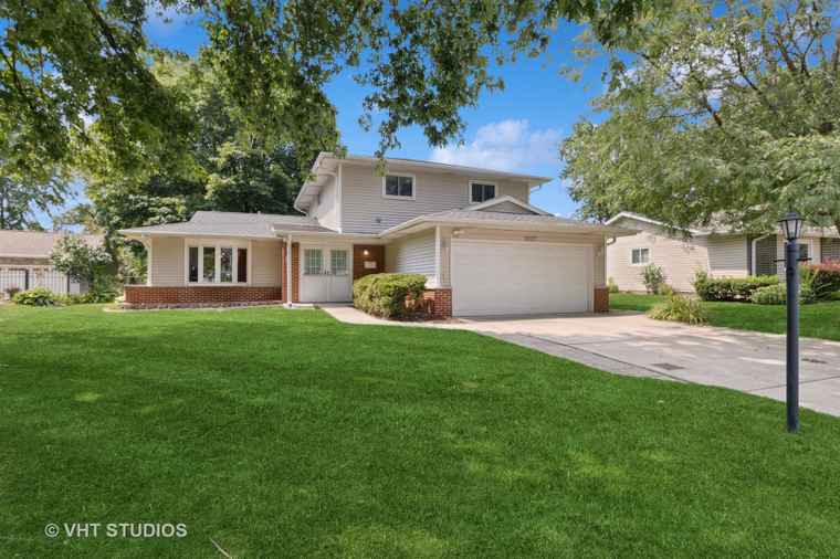 Photo of 1027 Duxbury Ln Schaumburg, IL 60193