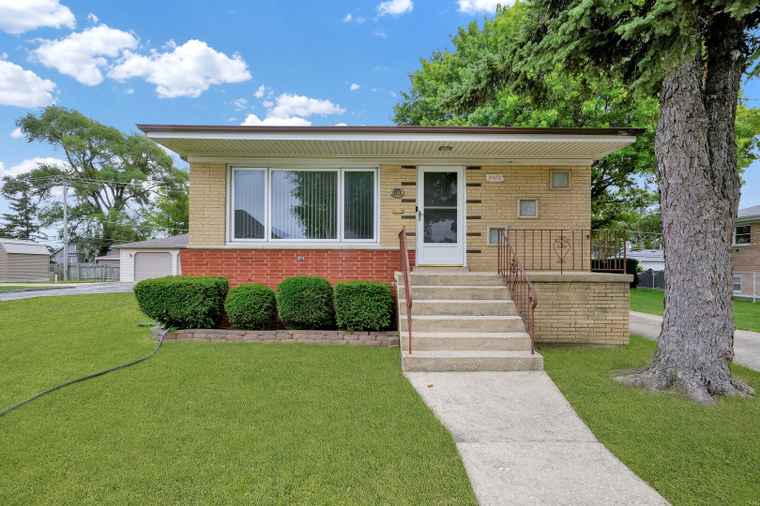 Photo of 8013 Neva Ave Burbank, IL 60459