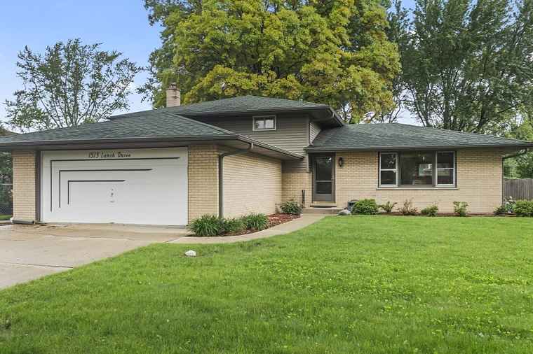 Photo of 1513 N Larch Dr Mount Prospect, IL 60056