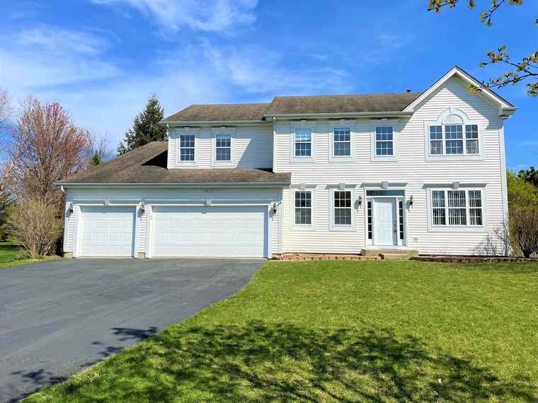 Photo of 1637 Rolling Hills Dr Crystal Lake, IL 60014