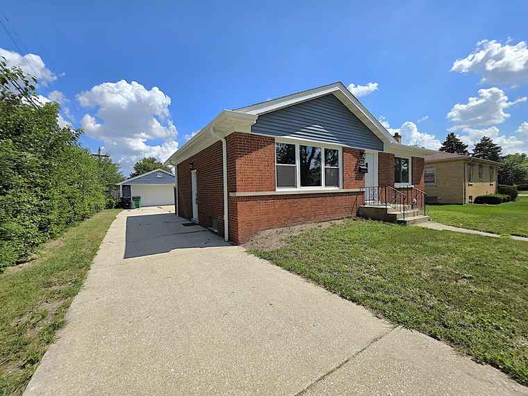 Photo of 1847 Boeger Ave Westchester, IL 60154