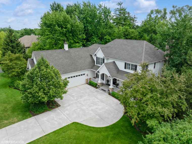 Photo of 880 Hampstead Ct Barrington, IL 60010